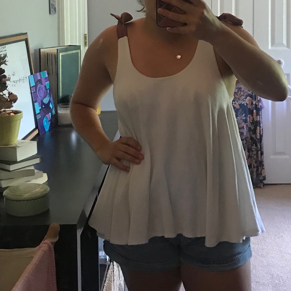Flowy shirt with tied sleeves